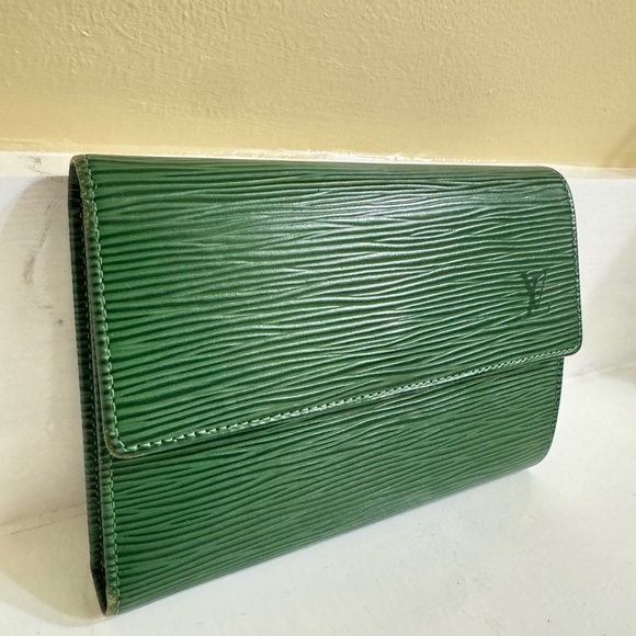Louis Vuitton Epi GREEN Textured Wallet Like New! Authentic and Dust Bag - Picture 13 of 16
